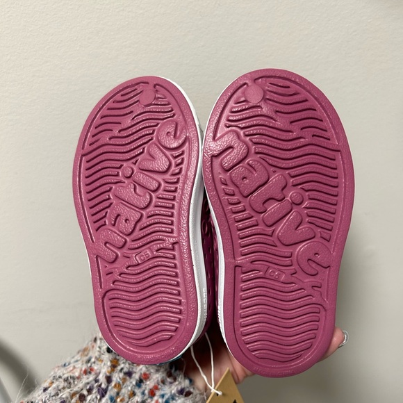 Native Kids Water Shoes in dusty pink and White - Picture 2 of 2